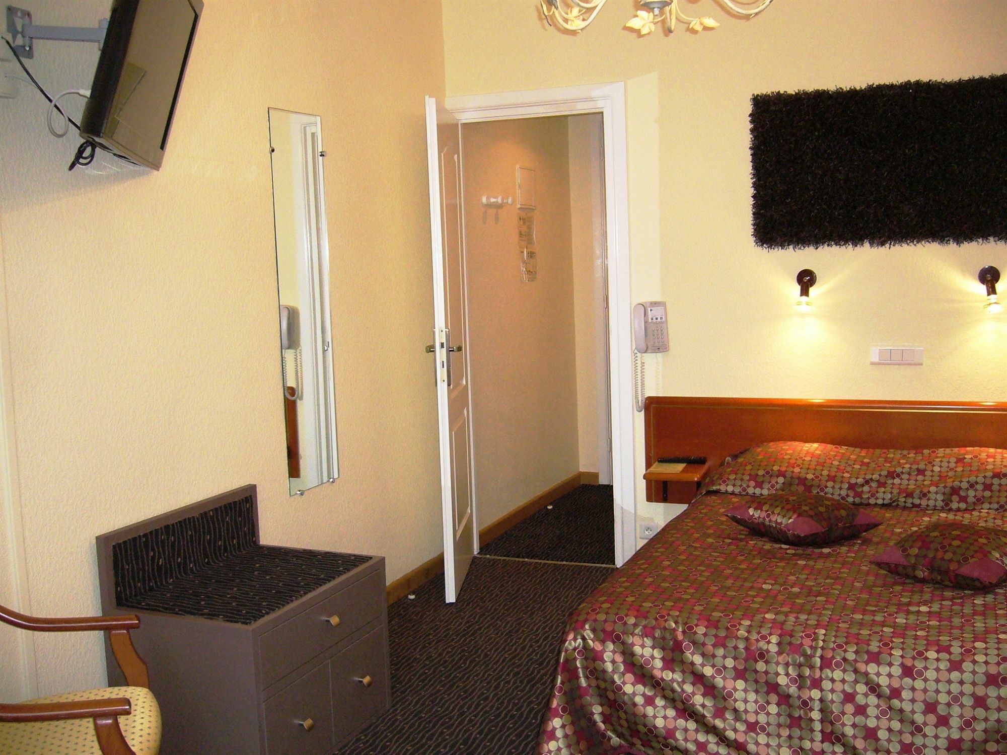 Le Grand Hotel Valenciennes Exterior foto